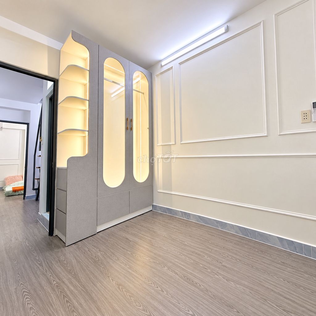 10 million new 7th County Railroad Street: 3rd floor bedroom.
