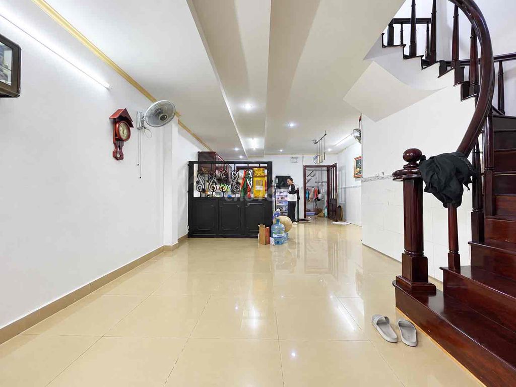 Renting the entire major alley - the new square.