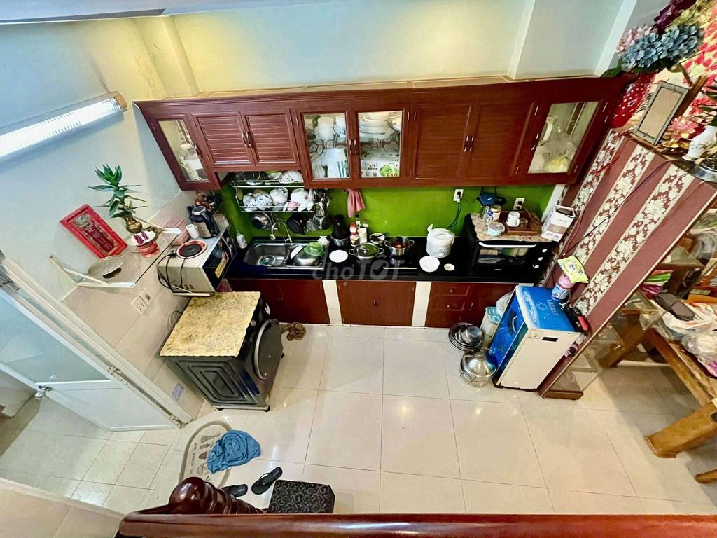 Renting the whole place right here on Phạm Thế Hiển, District 8