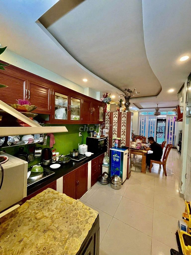 Renting the whole place right here on Phạm Thế Hiển, District 8