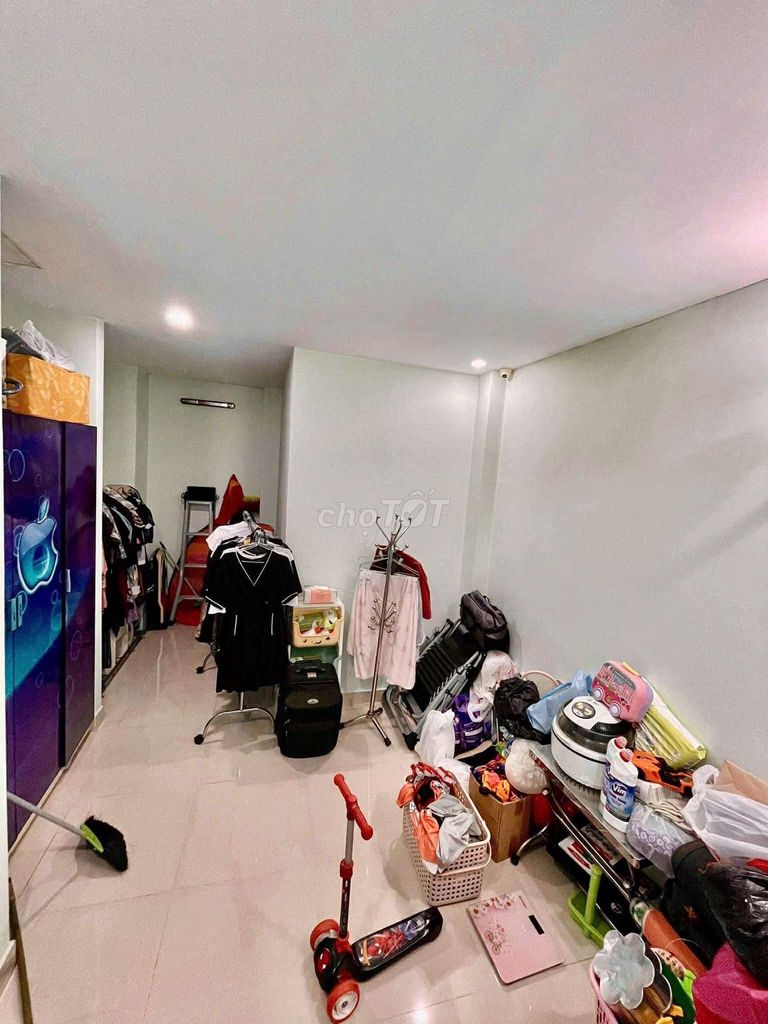 Renting the whole place right here on Phạm Thế Hiển, District 8