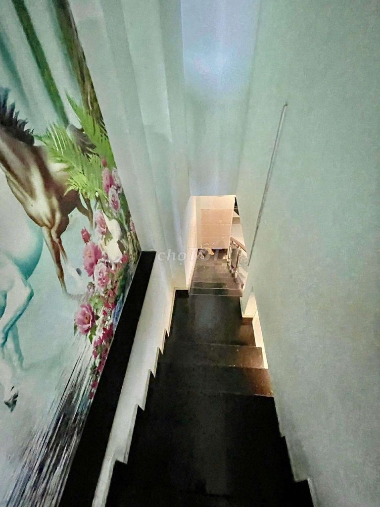 Renting the whole place right here on Phạm Thế Hiển, District 8