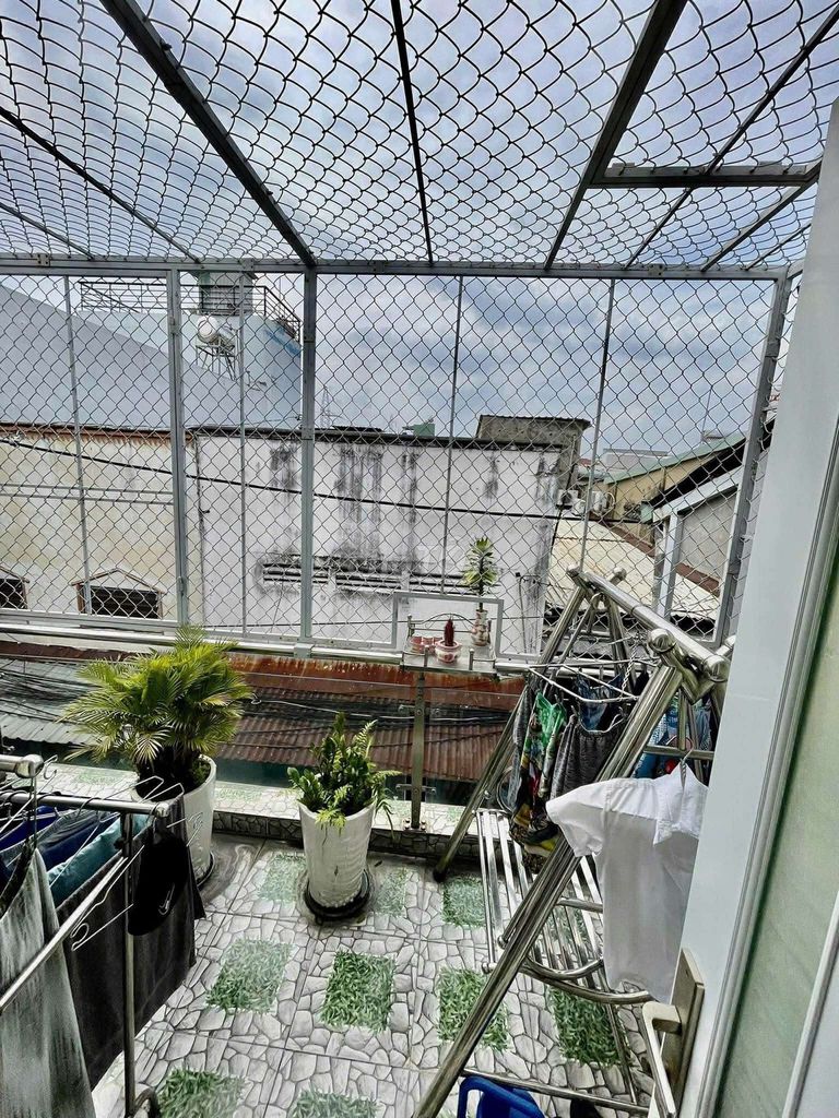 Renting the whole place right here on Phạm Thế Hiển, District 8