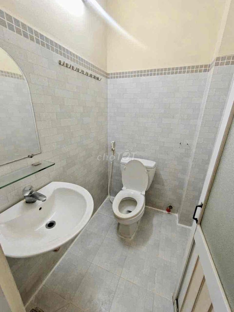 Renting the alleyhouse right at the University of Public Trade 4 x 12 meters 1 .1 .1 .1 .1 .1 .2 bedroom 2 toilets