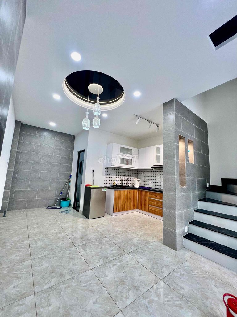 We'll have to rent a new house 100% built in area 200 meters 1 .1 .1 .4 floors bedroom 3 toilets 3 of the 7th floor