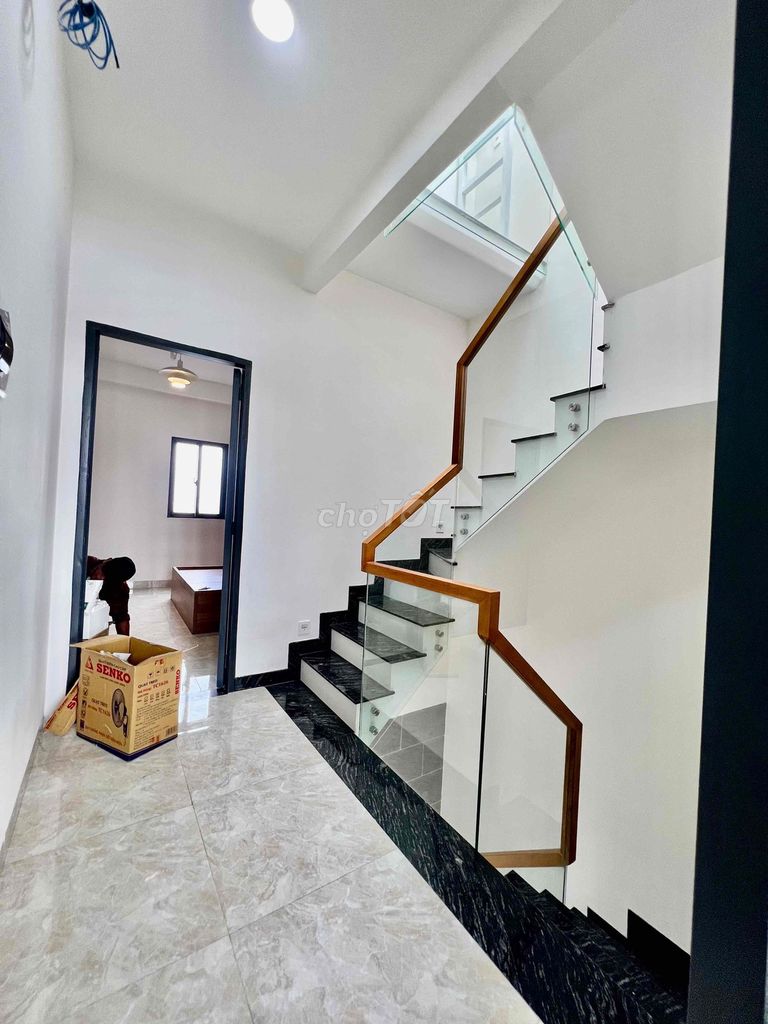 We'll have to rent a new house 100% built in area 200 meters 1 .1 .1 .4 floors bedroom 3 toilets 3 of the 7th floor
