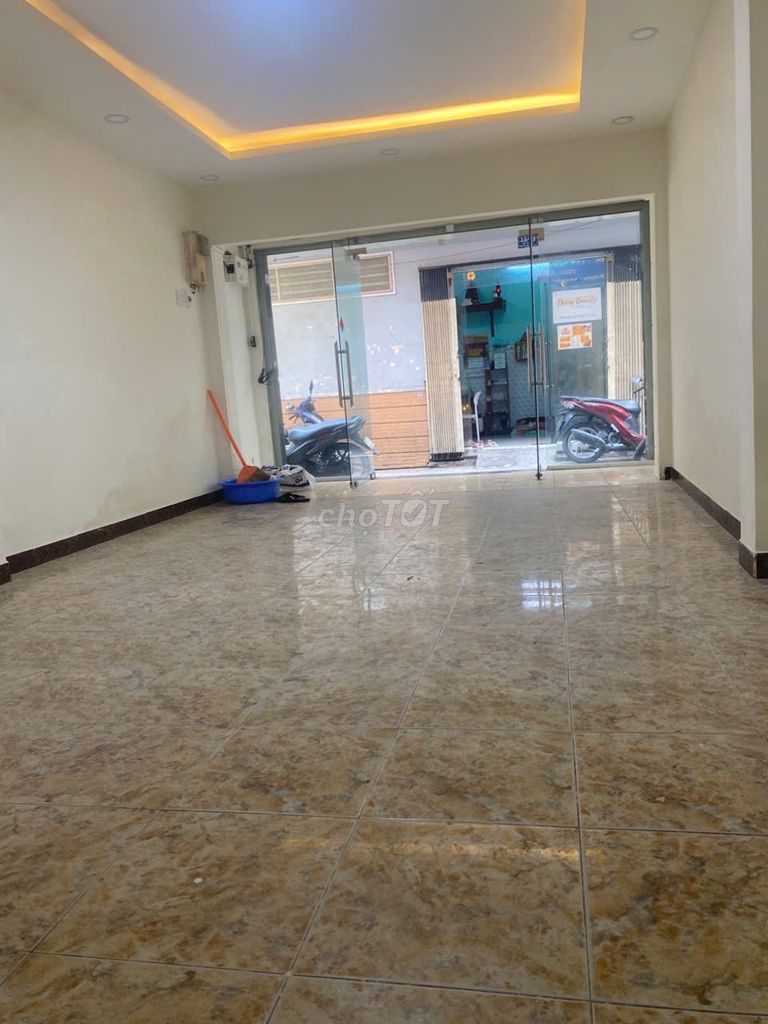 Nguyễn Trãi House is a front. One apartment, one alley, two floors.