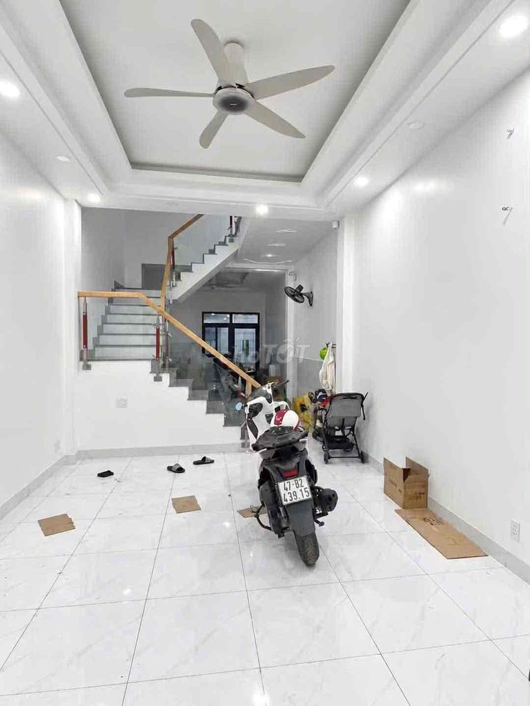 Nice new home. 4x16 M. 4th floor bedroom 3 with 4 air conditioning 8 M through.