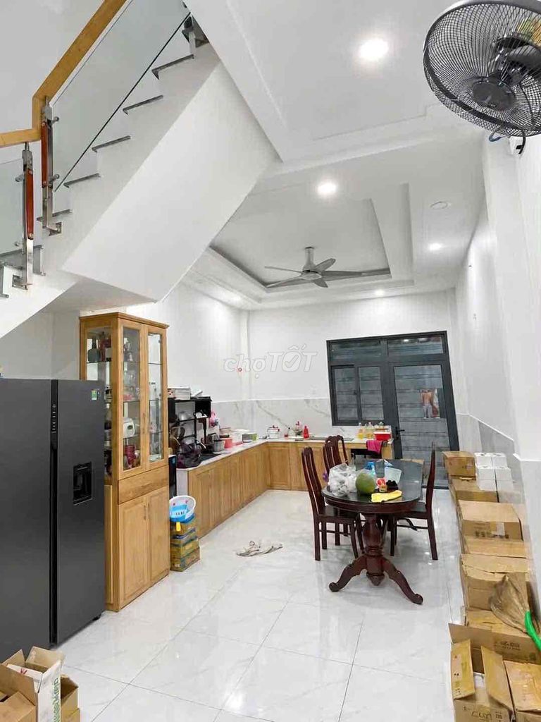 Nice new home. 4x16 M. 4th floor bedroom 3 with 4 air conditioning 8 M through.