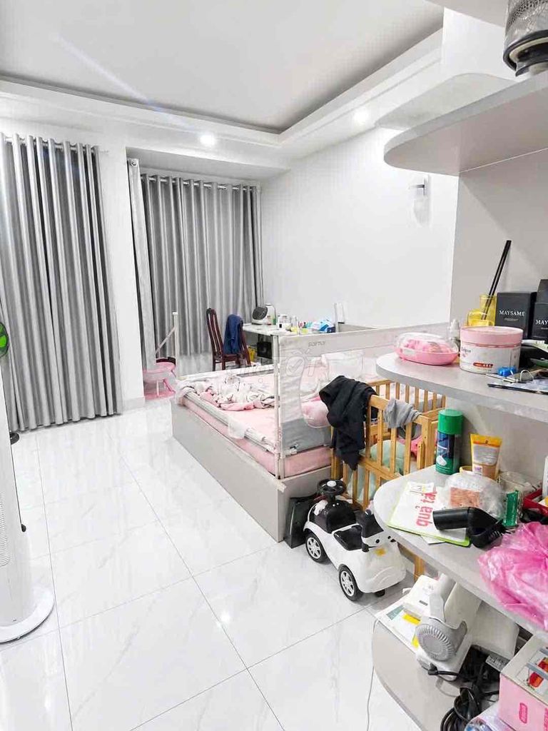 Nice new home. 4x16 M. 4th floor bedroom 3 with 4 air conditioning 8 M through.