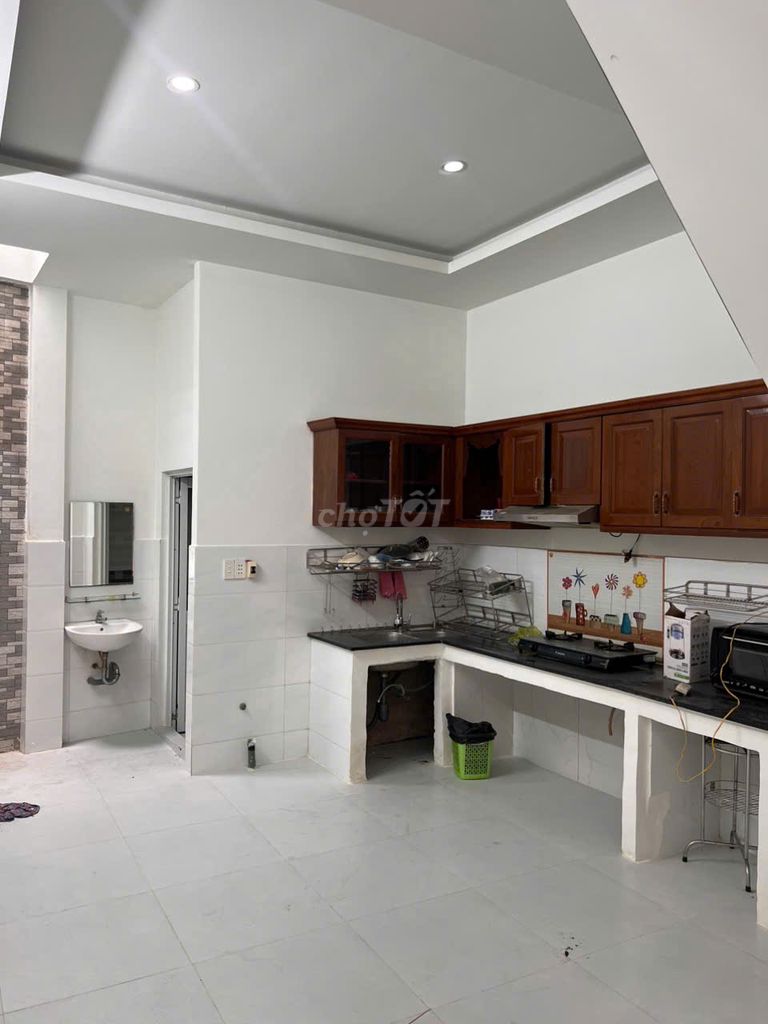 Rent a three-story house next to ubnd P. Long Trường.