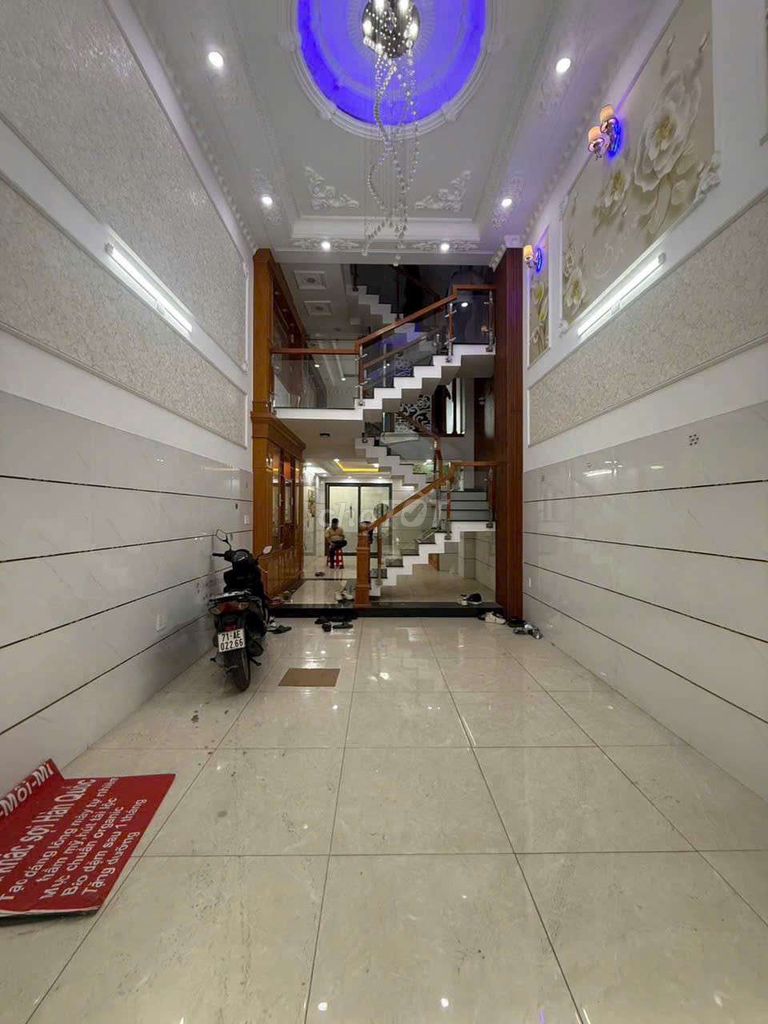 4 x 15 tall building has 5 bedrooms 5 roof toilets