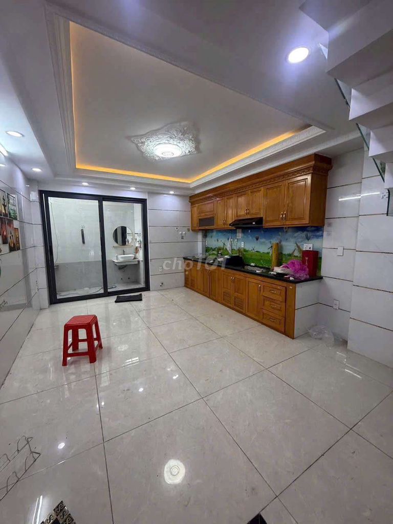 4 x 15 tall building has 5 bedrooms 5 roof toilets