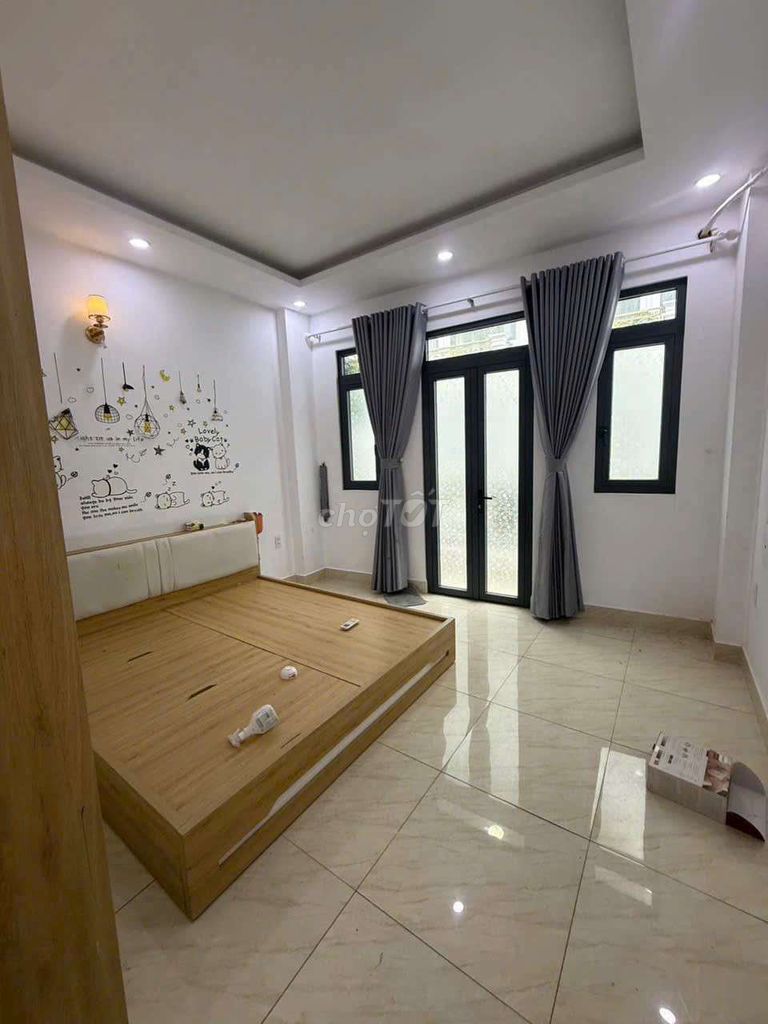 4 x 15 tall building has 5 bedrooms 5 roof toilets