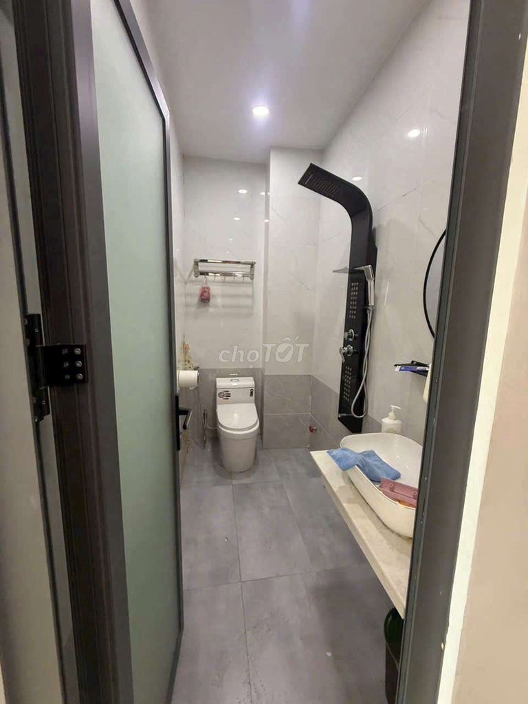 4 x 15 tall building has 5 bedrooms 5 roof toilets