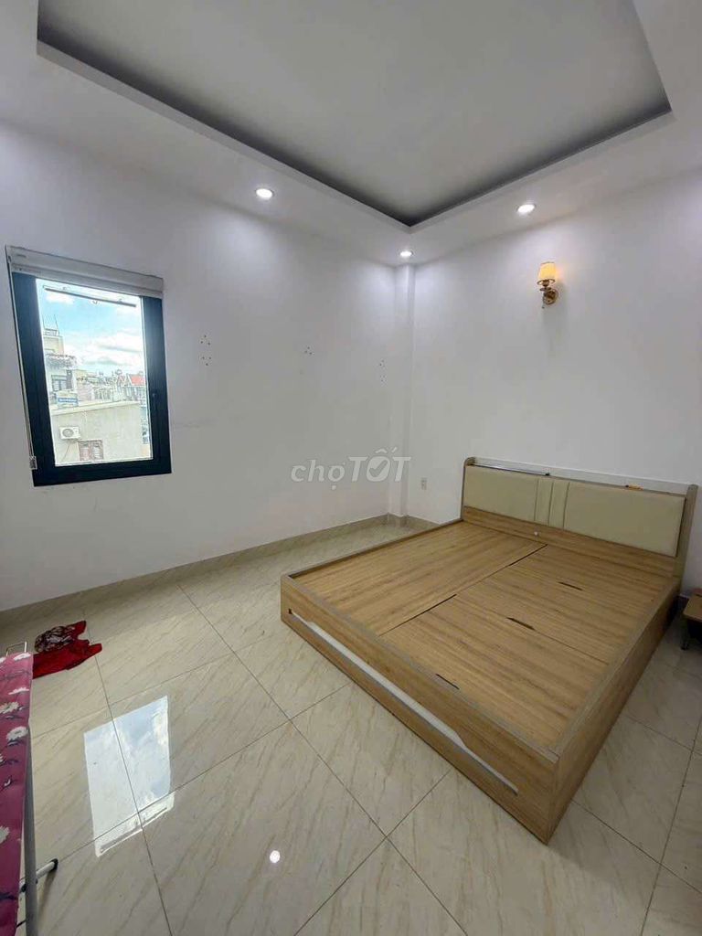 4 x 15 tall building has 5 bedrooms 5 roof toilets