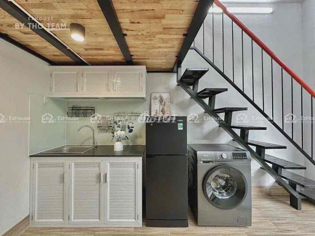 A clear room full of balconies at the end of the tower stumbles at the cost of birth