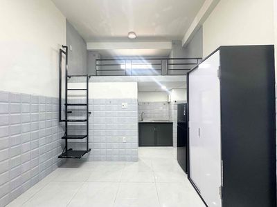 It's the owner who rents the big, wide interior with the elevator down 4 green lines