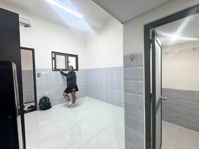 It's the owner who rents the big, wide interior with the elevator down 4 green lines