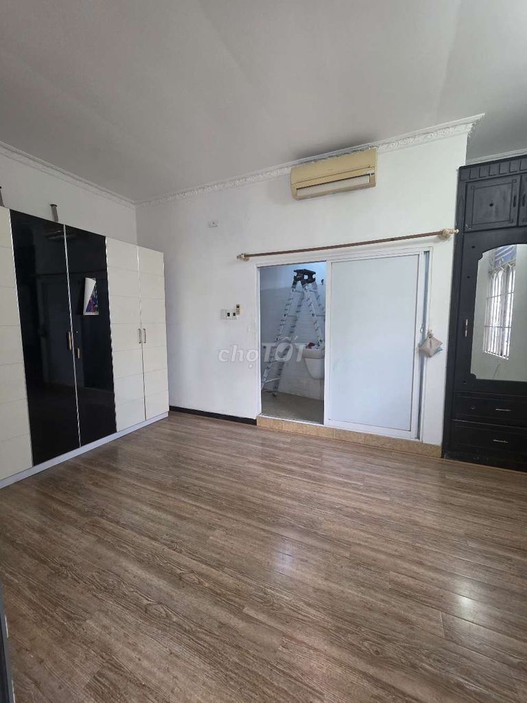Let's rent a cash house across from high school.