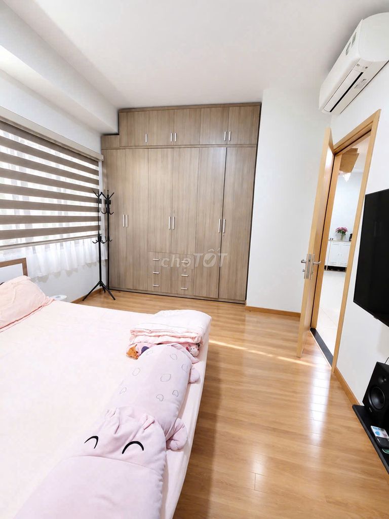 In one apartment, Carillon 7 Tân Phú apartment, full of furniture, nine and a half million.