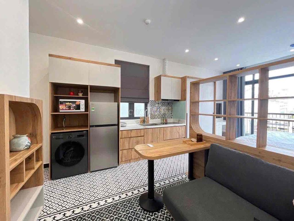 Rent the balcony studio full interior in the center of District 1.