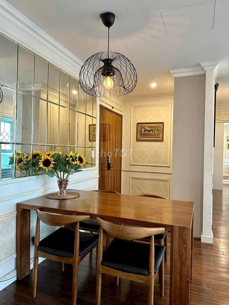 The owner of the Plaza Republic rents 75 meters of nice houses.