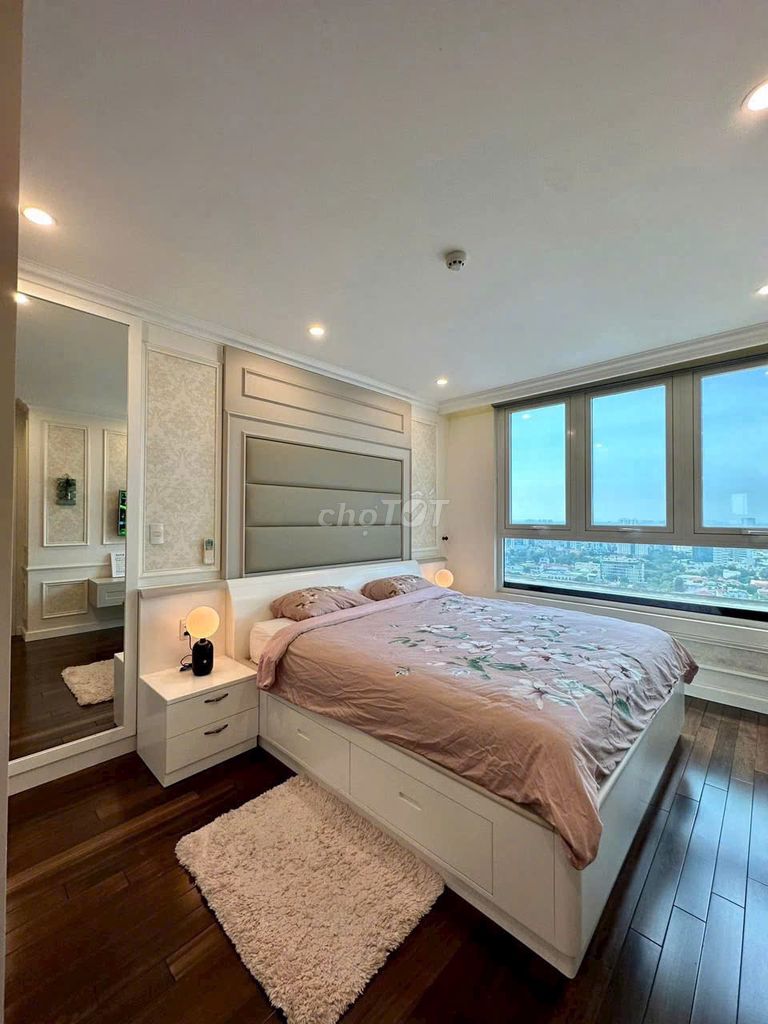The owner of the Plaza Republic rents 75 meters of nice houses.