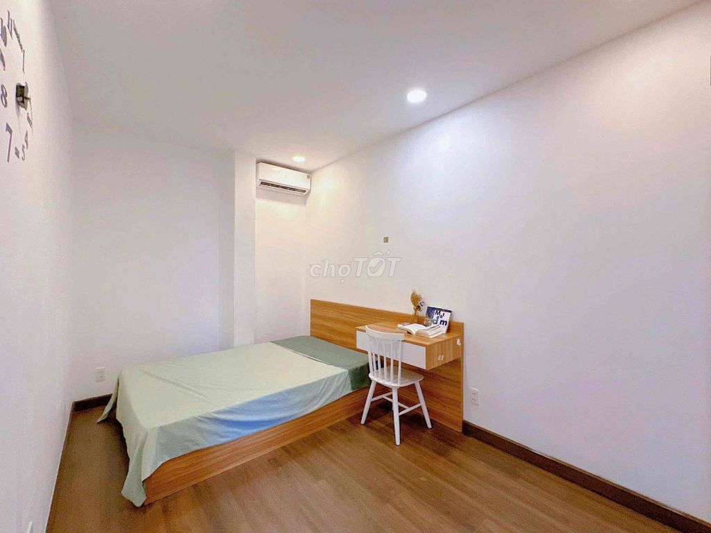 The two bedrooms are wide Phan Đăng Lưu.