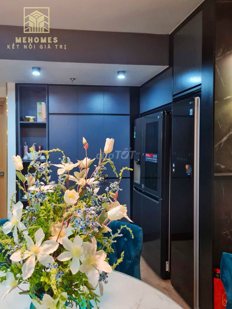 It's the owner who rents the four bedrooms. Three full-class toilets, empty.