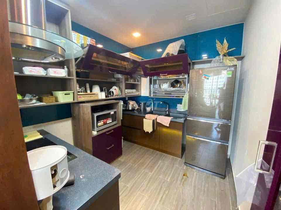 Three bedrooms, two toilets, right there. There's a top-level Phú Nhuận bath.
