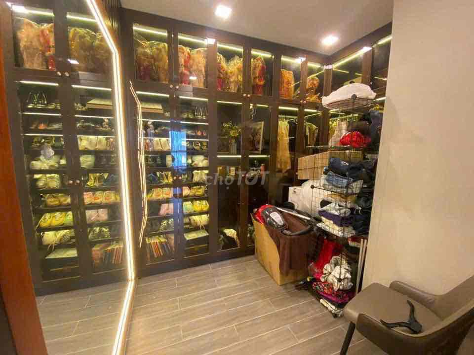 Three bedrooms, two toilets, right there. There's a top-level Phú Nhuận bath.