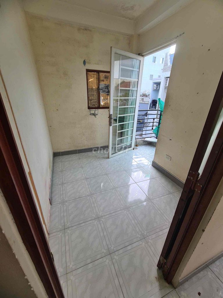 Rent the female room of 4 - 1,4 million a month (With balcony/ window)