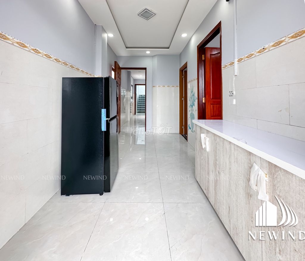 Rent the entire second floor with a balcony. Close to kcx, ufret, close to District 4