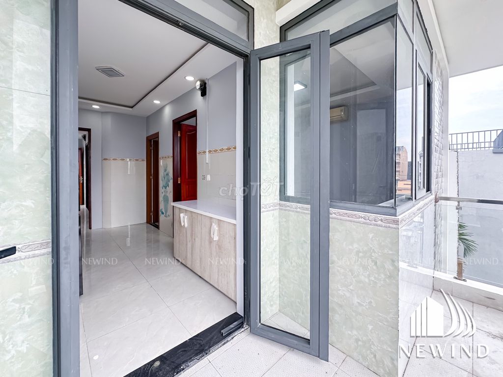 Rent the entire second floor with a balcony. Close to kcx, ufret, close to District 4