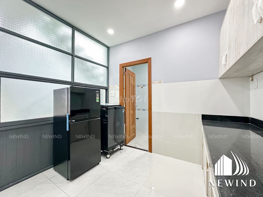 Rent the entire second floor with a balcony. Close to kcx, ufret, close to District 4