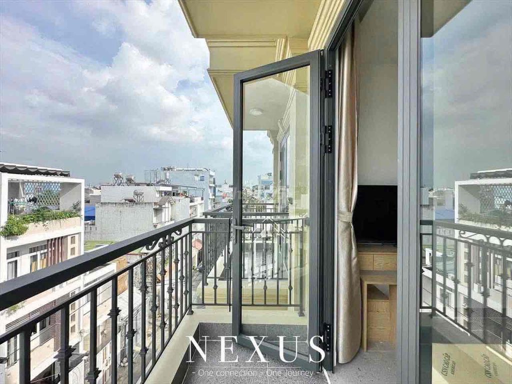 The balcony apartment is right here.