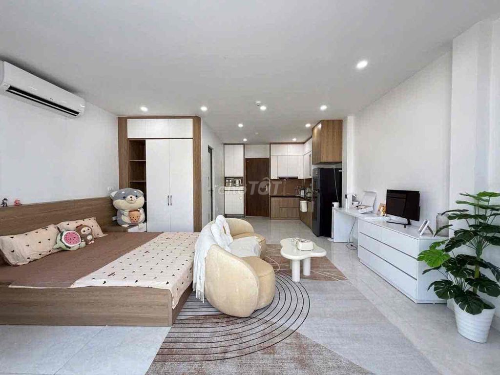 The studio apartment nears a quarter of a good seven at the Royal Park.