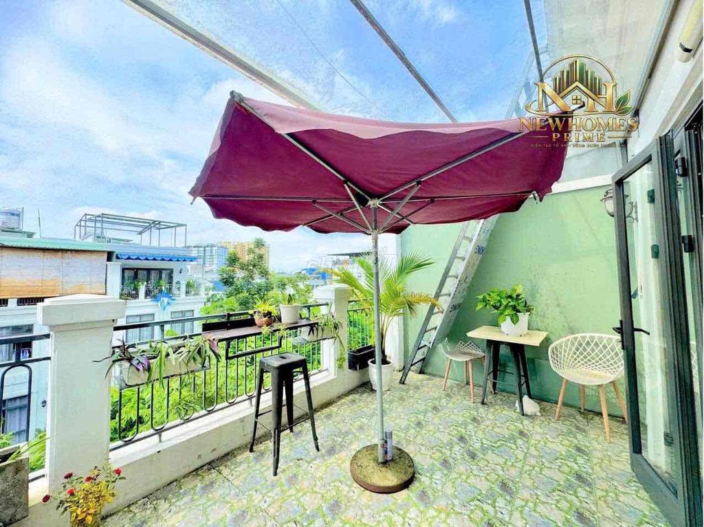 Penthouse is a Lake View City bedroom which is extremely rare.