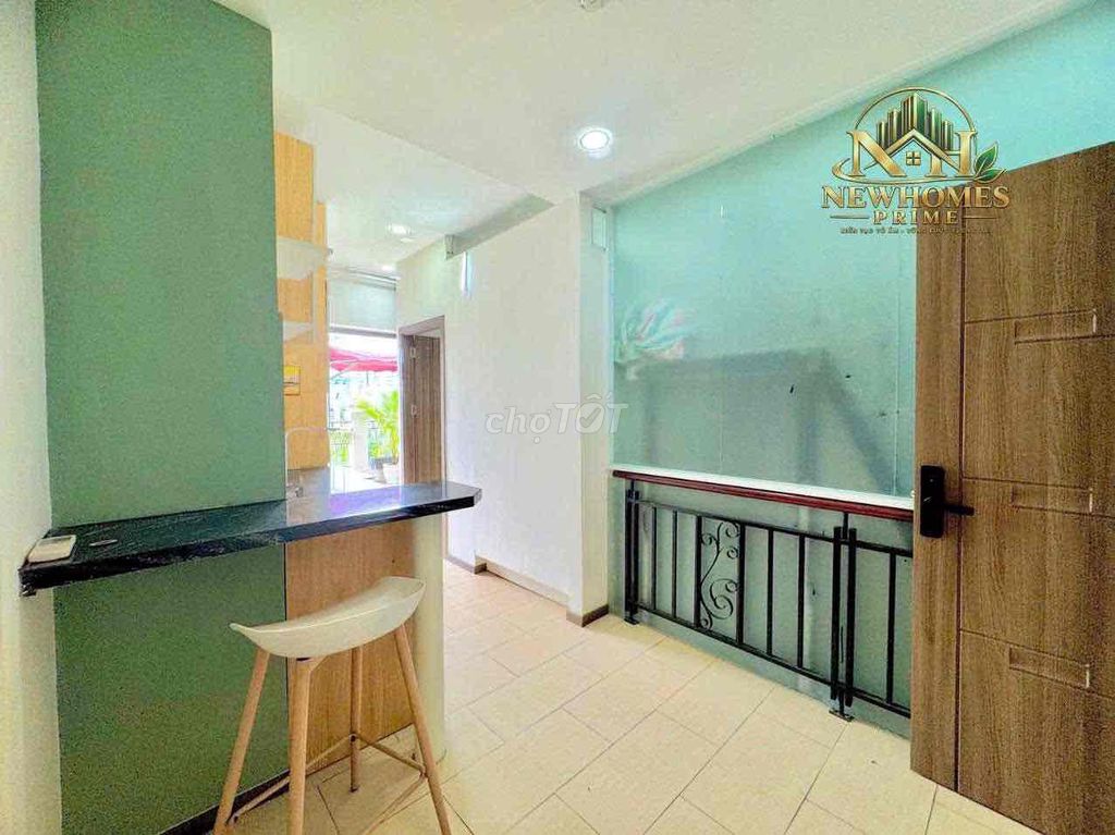 Penthouse is a Lake View City bedroom which is extremely rare.