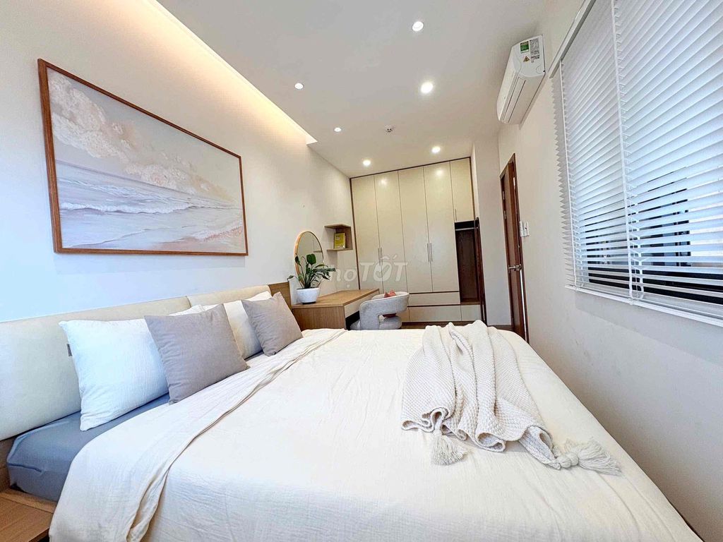 Demo opened the apartment. A high-end bedroom, a clean balcony near the Café.