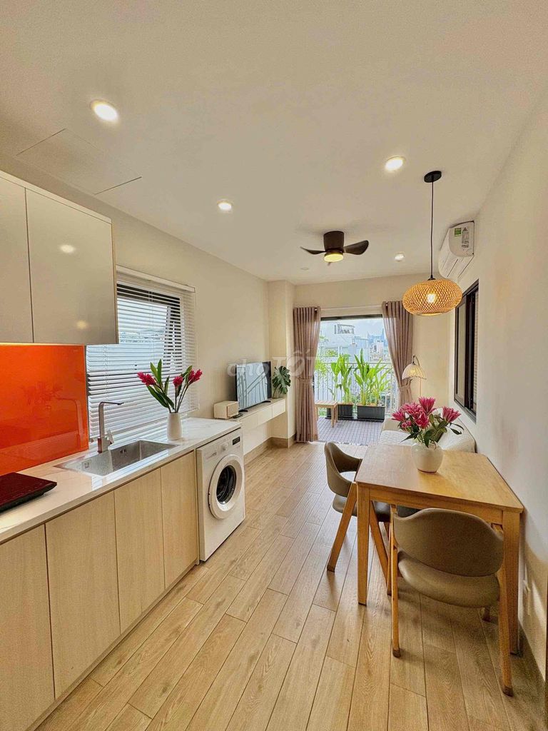 Demo opened the apartment. A high-end bedroom, a clean balcony near the Café.