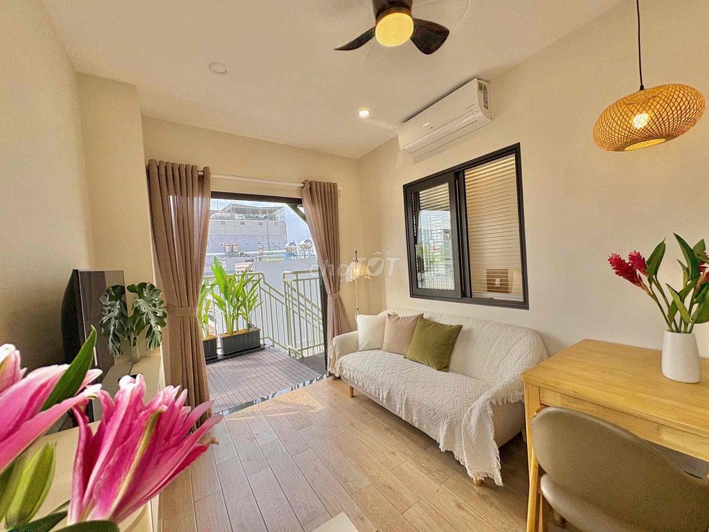 Demo opened the apartment. A high-end bedroom, a clean balcony near the Café.