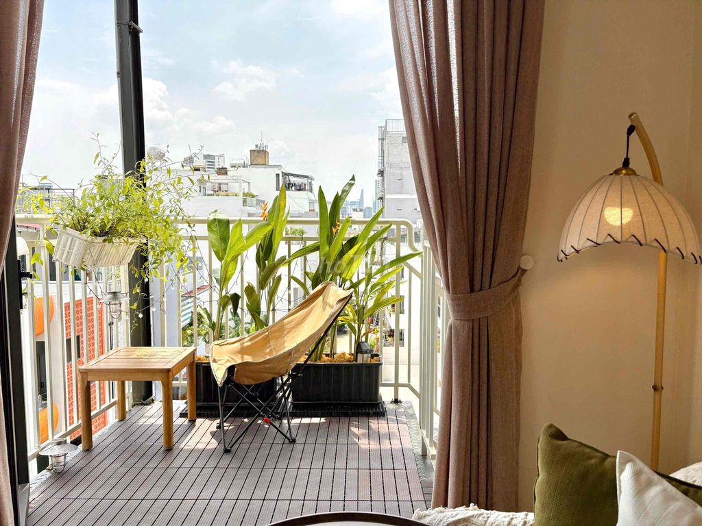 Demo opened the apartment. A high-end bedroom, a clean balcony near the Café.