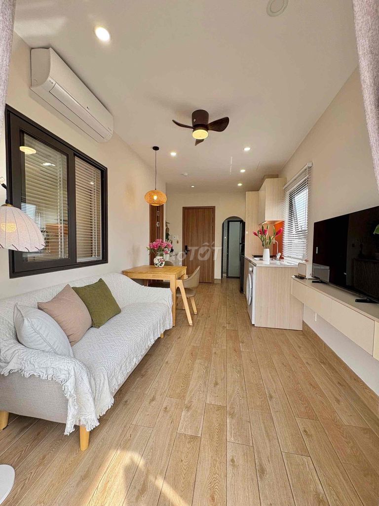 Demo opened the apartment. A high-end bedroom, a clean balcony near the Café.