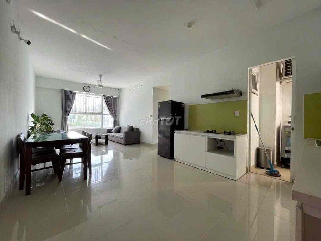 rents a 73-foot wide corner of the interior.