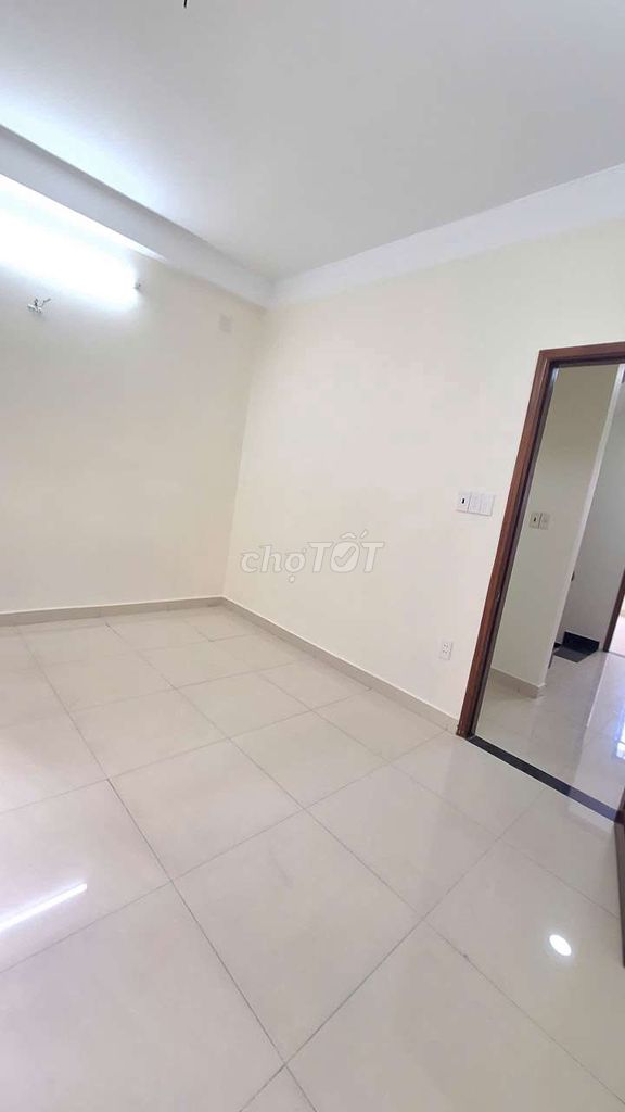 3 floors Lạc Long Quân, f10. area 4.3 x 13. Four bedrooms, three toilets.