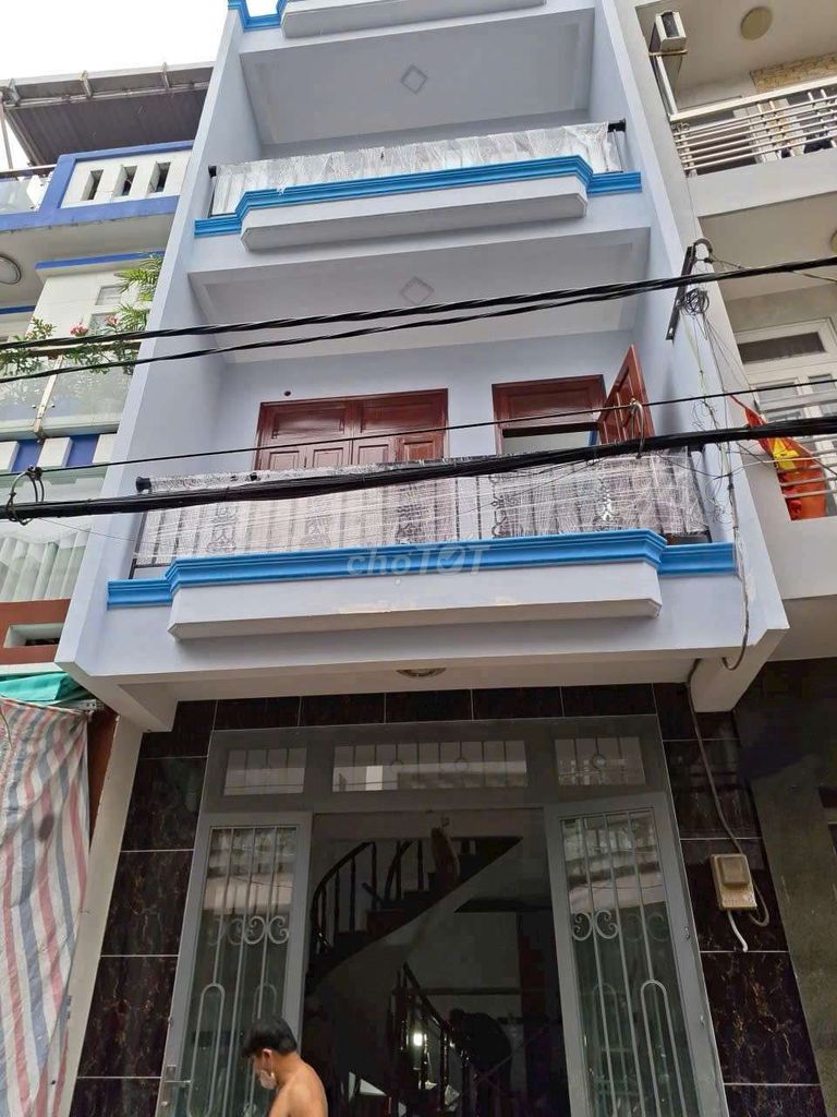 3 rooms.