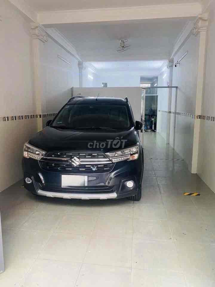 Renting rent-in cash Tạ Quang Bửu cars parked in the house.