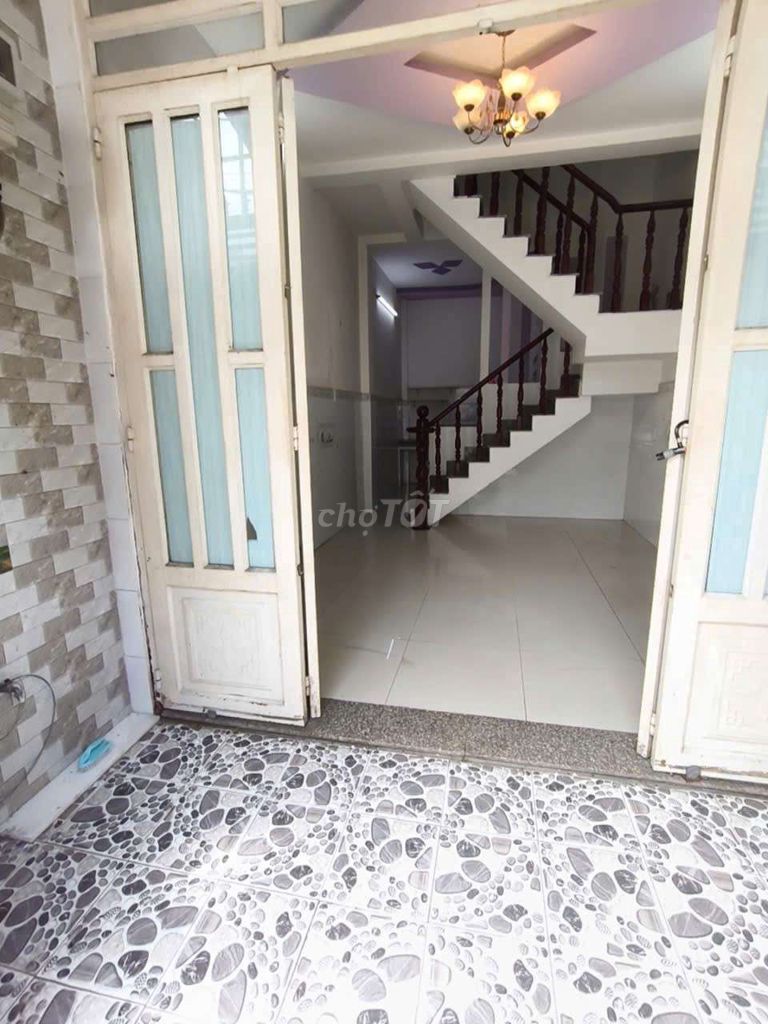The Master of Main House is rented 4 meters, 6/5 x9 a floor, 3 bedrooms 2 toilets